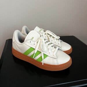 Women’s 8.5- Cloud Foam Adidas